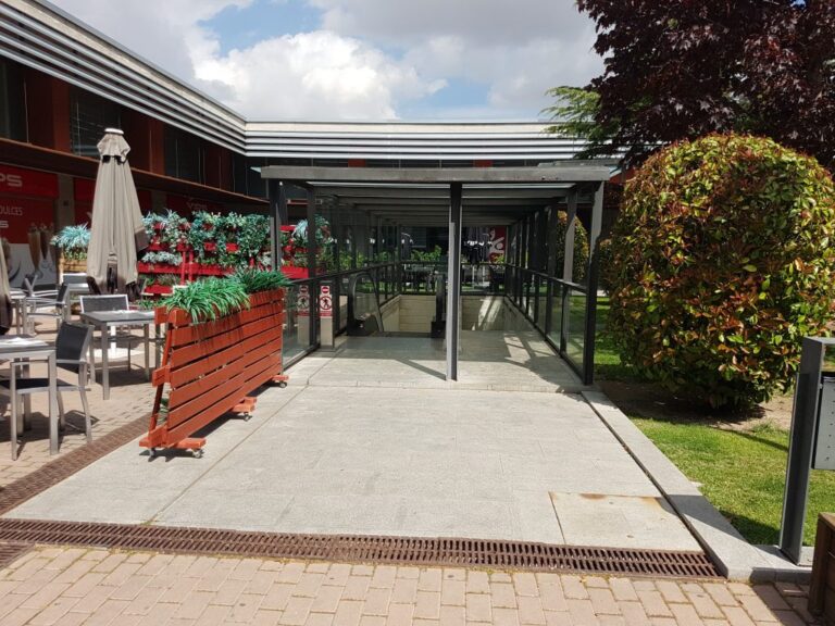 Acceso peatonal al aparcamiento de Plaza Garena