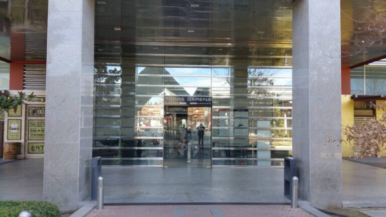 Puertas del acceso principal de Torre Garena